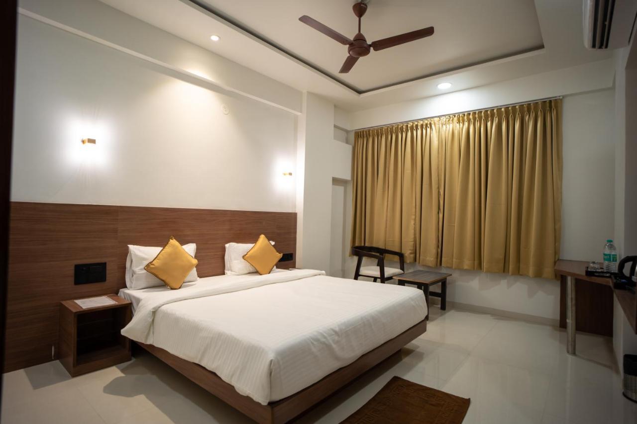Hotel Oberon Solapur Exterior foto