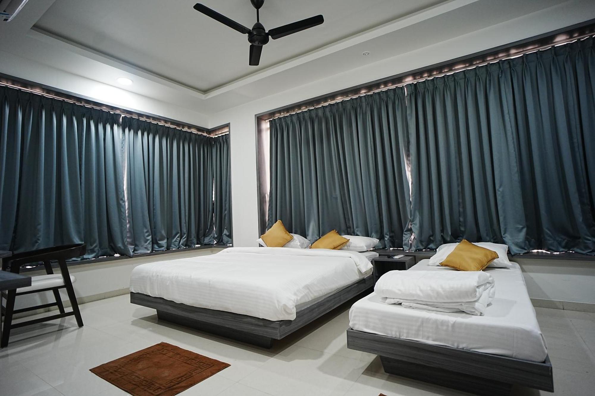 Hotel Oberon Solapur Exterior foto